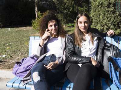 �� il posto pi� indicato per ripassare e sistemare gli appunti presi in aula�, affermano due ragazze adagiate su una panchina celeste